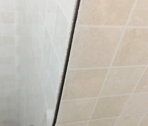 柳州瓷砖空鼓维修公司分享阳台瓷砖脱落的修复过程可以分为以下几个步骤