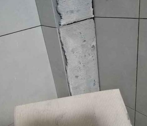 柳州瓷砖空鼓维修公司分享下厨房瓷砖脱落的补救措施。